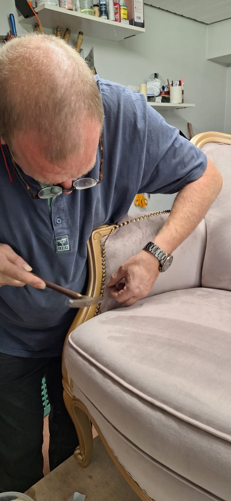Detailarbeit an einem Polstermöbel
